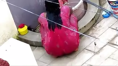 Aunty open bath in red nighty