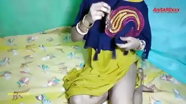 Indian bhabi ko akele ghar pe home made muka dekh chudai ker Dali Indian hot sexy bhabi