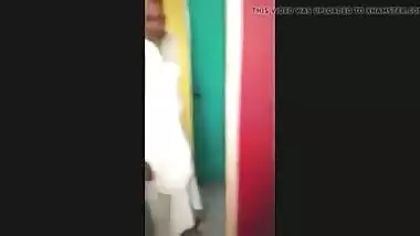 Budhe baap ne beti ko choda dost se bhi chudwaya