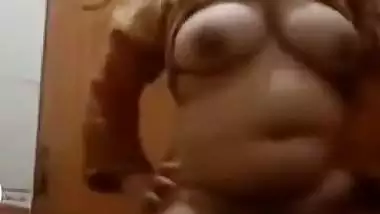 Bhabhi shaking hip during fingering on live cam